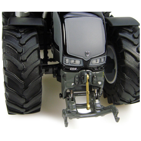 Tracteur-Valtra-S-noir-en-roues-Trelleborg---série-limitée