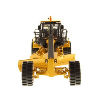 Niveleuse Caterpillar 24M avec figurine