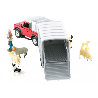 Land Rover avec bétaillère et animaux