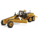 Niveleuse Caterpillar 24M avec figurine