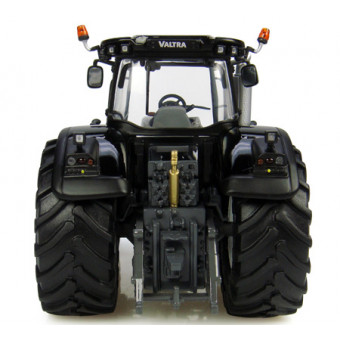 Tracteur-Valtra-S-noir-en-roues-Trelleborg---série-limitée