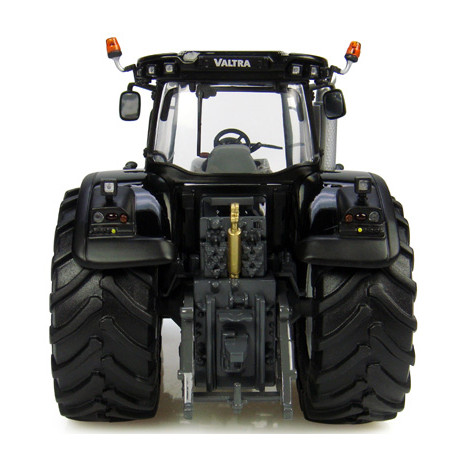 Tracteur-Valtra-S-noir-en-roues-Trelleborg---série-limitée