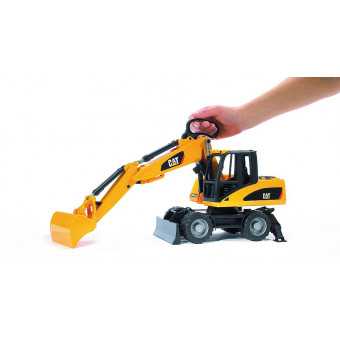 Excavatrice-Caterpillar-sur-roues